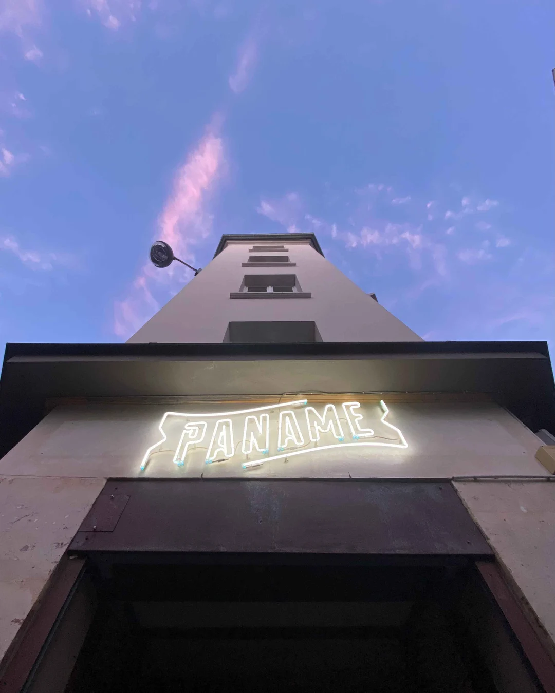 La devanture du Paname Art Café, enseigne néon